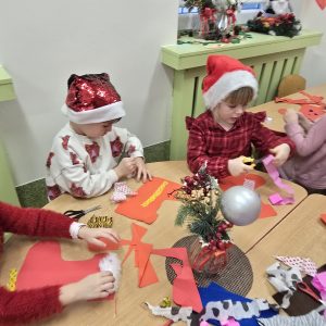 Ozdabianie mikołajkowej skarpety.