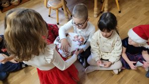 3. Dzielenie się opłatkiem