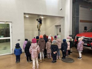 7. Spotkanie dzieci z funkcjonariuszem Straży Pożarnej.