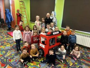 9. Zdjęcie grupowe w Straży Pożarnej.