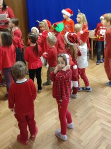 Dzieci wykonywały zadania przygotowane przez Panią Mikołajkową