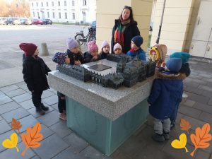 Dzieci oglądają makietę Pałacu Branickich