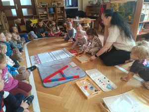 Dzieci poznają literę A