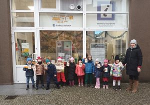 Dzieci przy centrum informacji