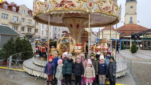 Dzieci przy karuzeli