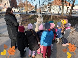 Dzieci przy rzeźbie psa Kawelina