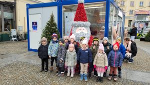 Dzieci przy św. Mikołaju
