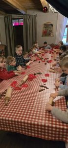 Dzieci robią pierniki