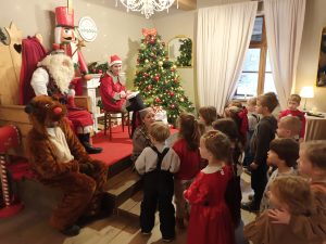 Dzieci śpiewają piosenkę Mikołajowi