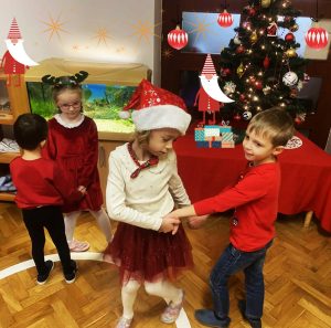 Dzieci tańczą przy muzyce.