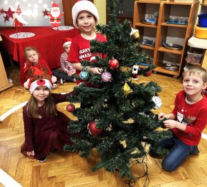 Dzieci ubierają choinkę