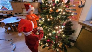 Dzieci ubierają choinkę