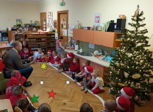 Dzieci uważnie słuchają czytanej książki