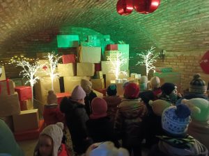 Dzieci w magazynie prezentów