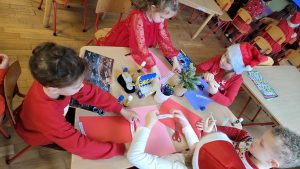 Dzieci wykonują pracę plastyczną