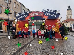 Dzieci z grupy V na jarmarku świątecznym