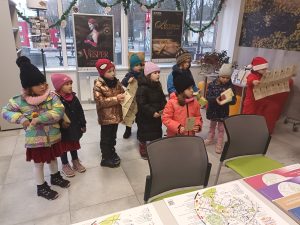 Dzieci z mapkami WidziMisiów