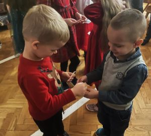 Dzielenie się opłatkiem.