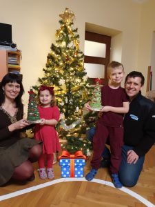 Esterka i Staś z rodzicami na warsztatach bożonarodzeniowych