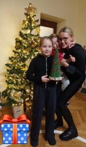 Henio z siostrą i mamą na warsztatach bożonarodzeniowych