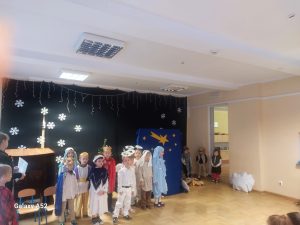 Występ przedszkolaków dla dzieci ze szkoły