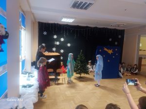 Występ przedszkolaków dla dzieci ze szkoły