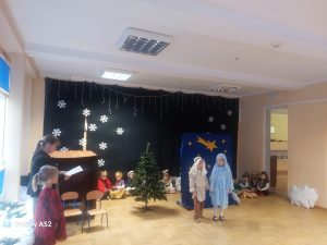 Występ przedszkolaków dla dzieci ze szkoły