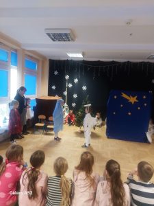 Występ przedszkolaków dla dzieci ze szkoły