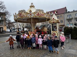 Dzieci oglądają świąteczną karuzelę