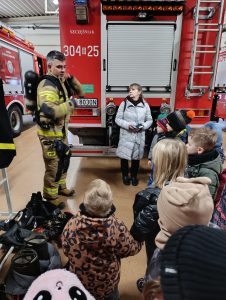 Dzieci poznają pracę strażaka