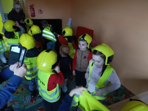 Przymierzamy kaski i kamizelki