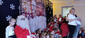 Wspólne kolędowanie podczas przedszkolnej Wigilii