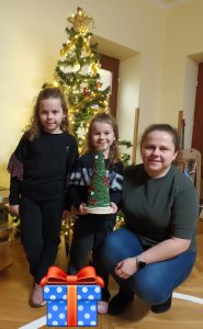Laura z siostrą i mamą na warsztatach bożonarodzeniowych