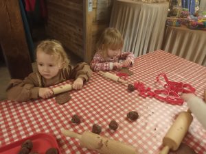 Lilianka i Wiktoria przygotowują pierniczki