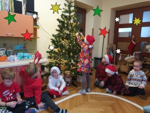 Lilianka ozdabia choinkę