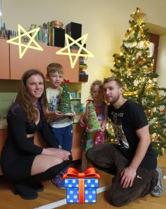Mikołaj i Nina z rodzicami na warsztatach bożonarodzeniowych