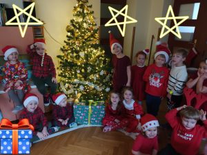 Mikołajkowe spotkanie przy choince