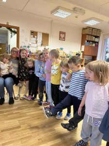 Nauka kolęd w grupie 8