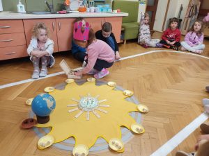 Nela rozkłada słoneczko urodzinowe