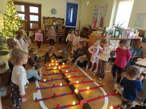 Ozdabianie zmysłowej choinki