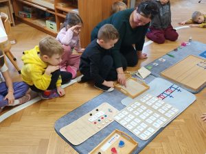 Pani Teresa pisze literę t