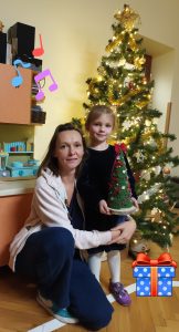 Rita z mamą na warsztatach bożonarodzeniowych