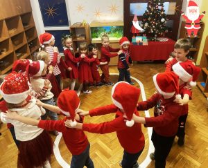 Taniec dzieci przy muzyce.