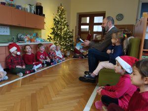 Tata Estery czyta dzieciom