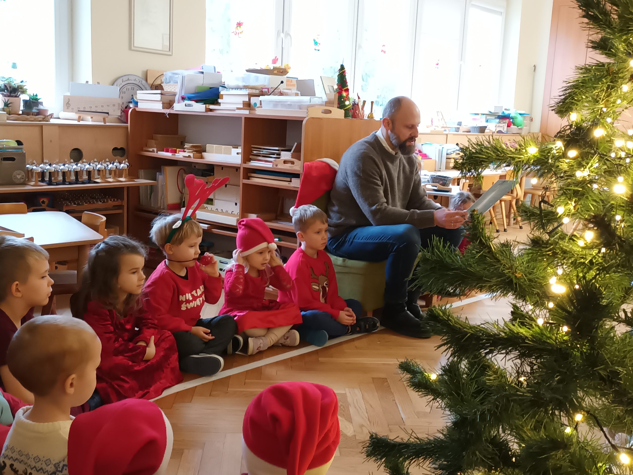 Mikołajki z książką w grupie V