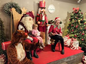 Wiktoria na spotkaniu z Mikołajem