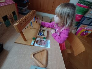 Wiktoria pracuje z kolorowymi perłami