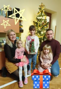 Wiktoria z siostrami i rodzicami na warsztatach bożonarodzeniowych
