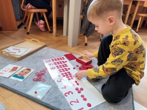 Yarosław pracuje z czerwonymi żetonami