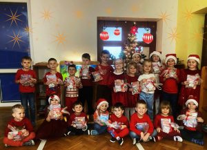 Zdjęcie grupowe z upominkami.